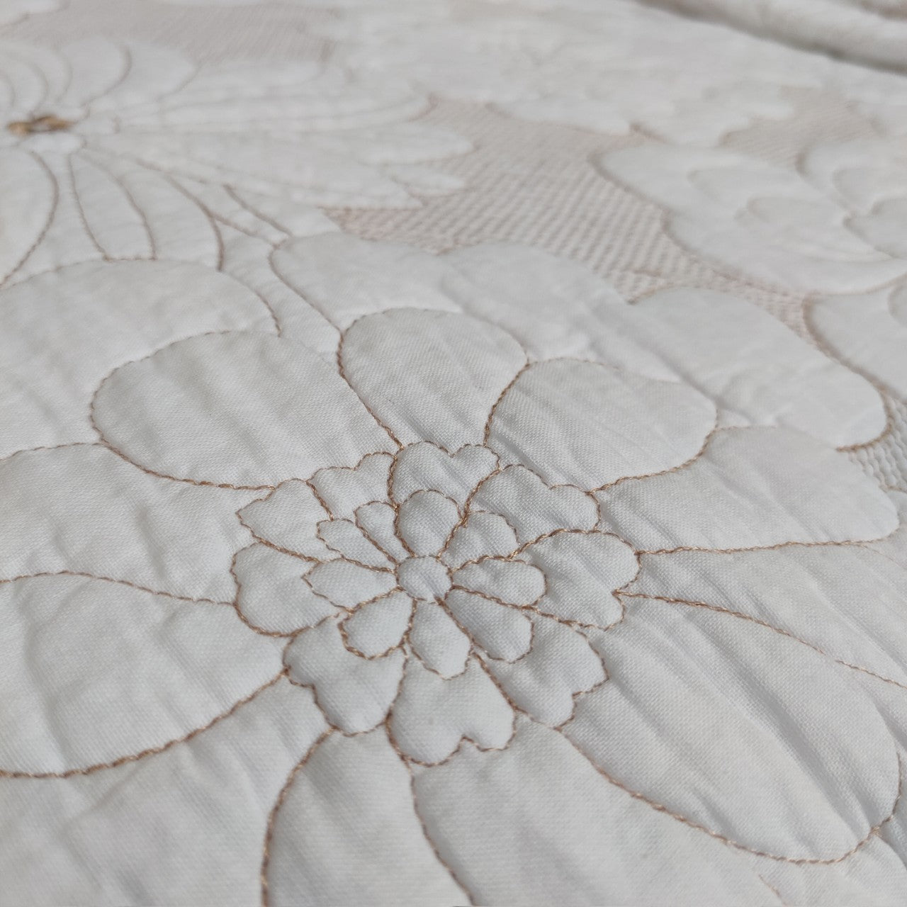 Parure de lit trois pièces en coton épais avec broderie camélia blanc beige pur