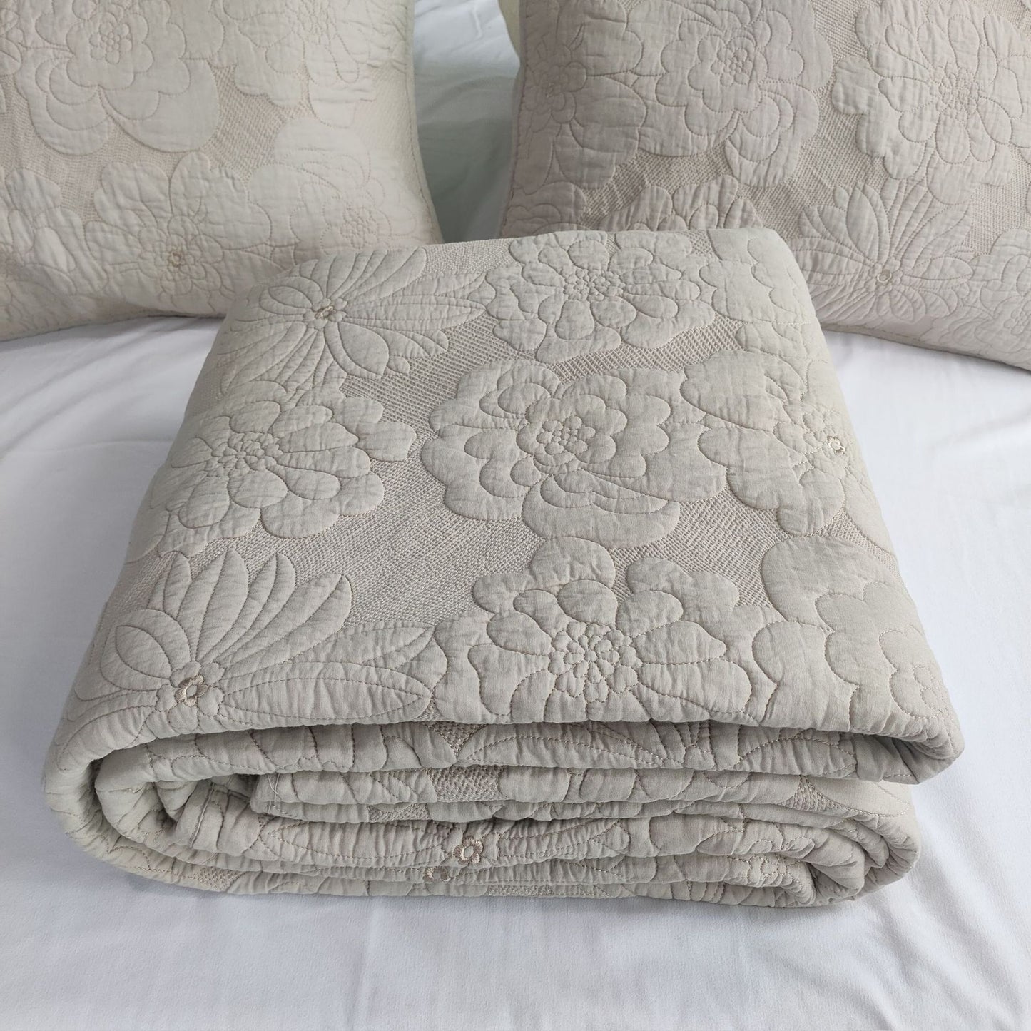 Parure de lit trois pièces en coton épais avec broderie camélia blanc beige pur