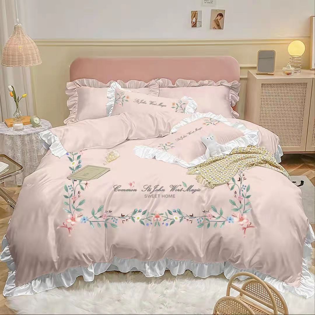 Housse de couette brodée en quatre pièces pour lit en coton lavé