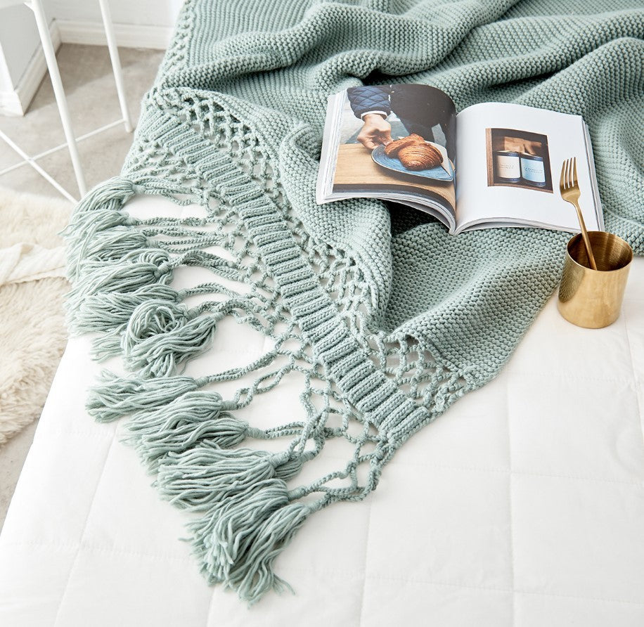 Hand-woven tassel knitted blanket