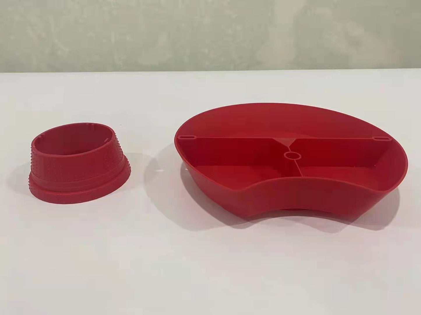 Plateau à repas monobloc portable avec compartiment extérieur