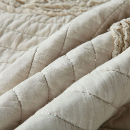 Embroidered quilted quilt