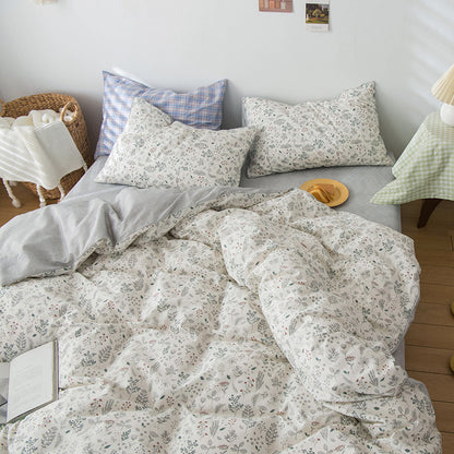 Petite parure de lit quatre pièces en pur coton uni et rustique à motif floral