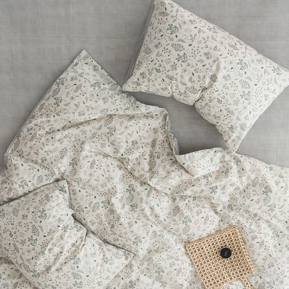 Petite parure de lit quatre pièces en pur coton uni et rustique à motif floral