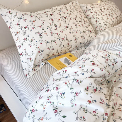 Juego de cama de cuatro piezas de algodón con estampado floral pequeño