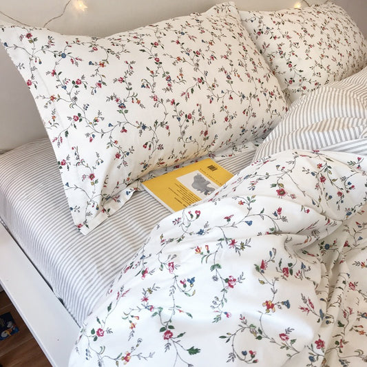 Juego de cama de cuatro piezas de algodón con estampado floral pequeño