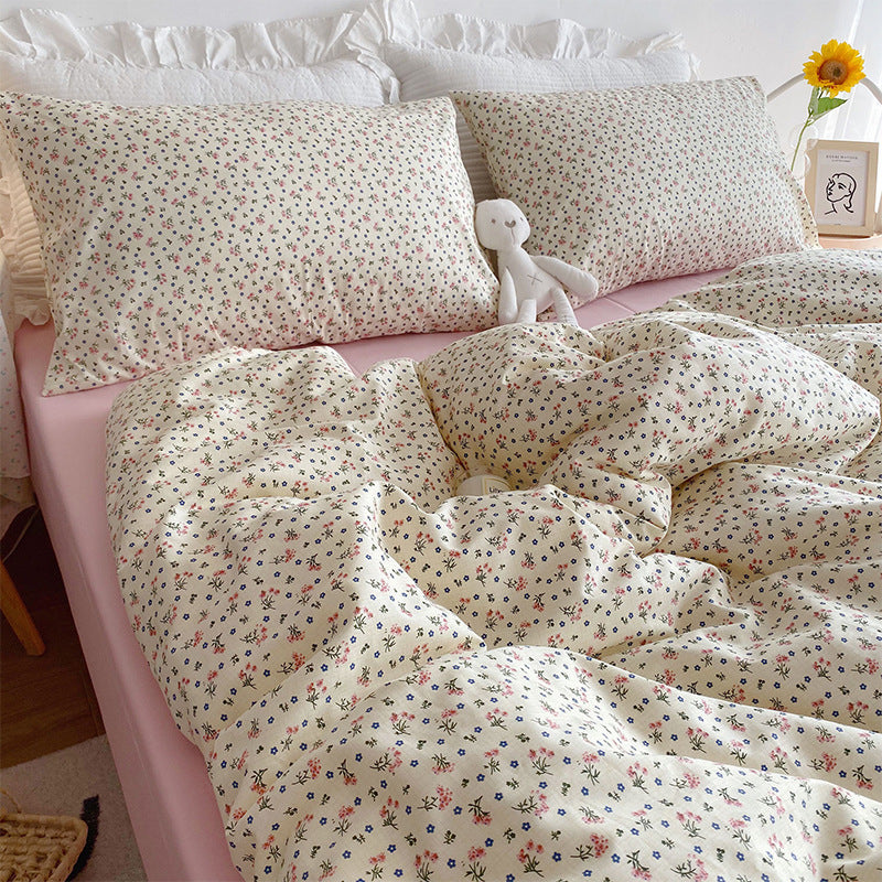 Juego de cama de cuatro piezas con diseño de corazón y flores pequeñas para niña