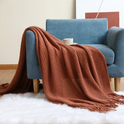 Couverture tricotée pour la sieste sur le canapé du bureau