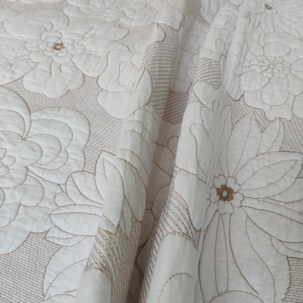 Parure de lit trois pièces en coton épais avec broderie camélia blanc beige pur