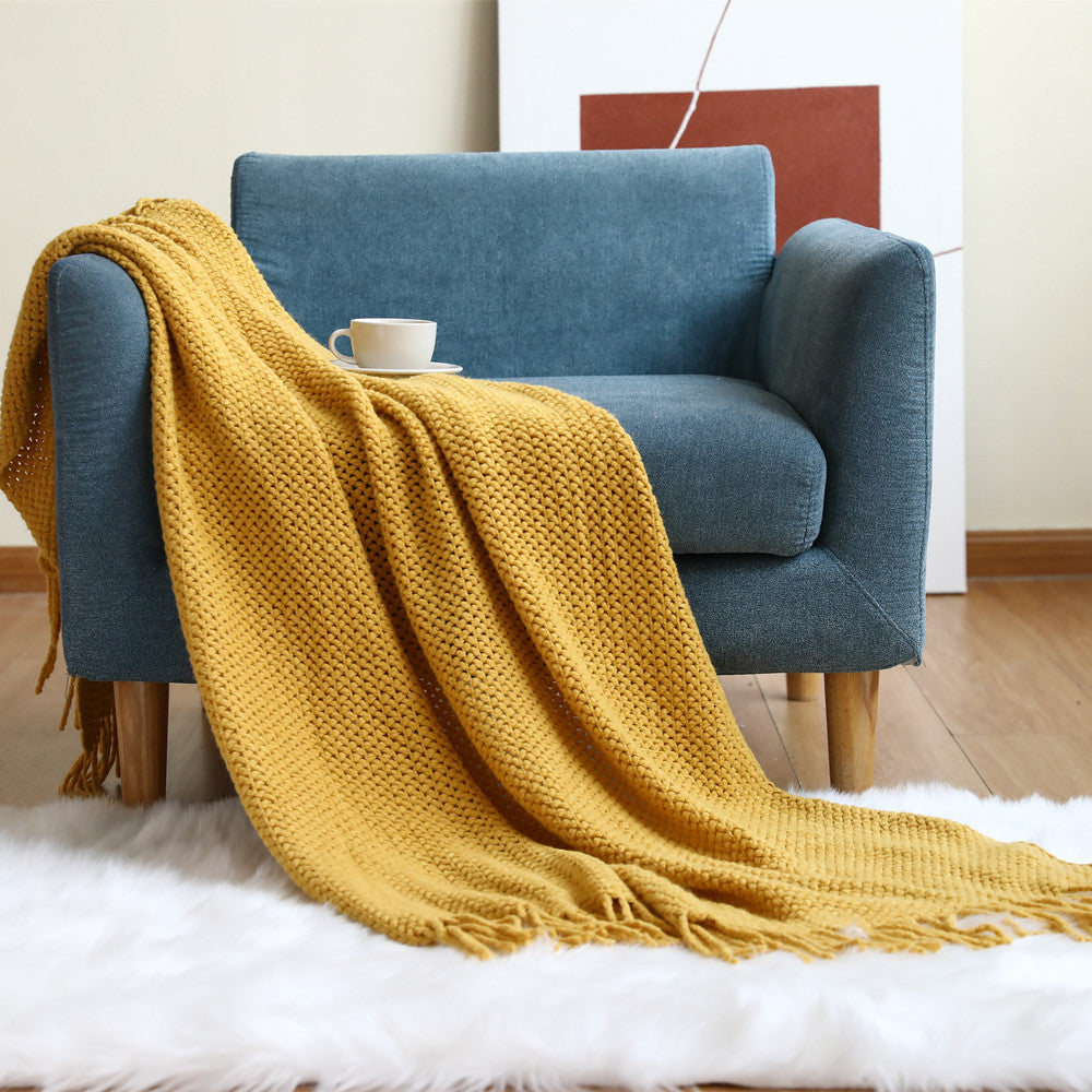 Couverture tricotée pour la sieste sur le canapé du bureau