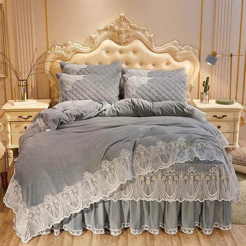 Robe de lit matelassée en velours cristal quatre pièces en dentelle chaude brodée