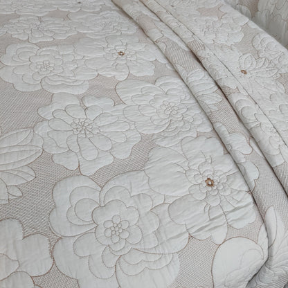 Juego de funda de cama de tres piezas con bordado de camelia en blanco puro y beige de algodón grueso