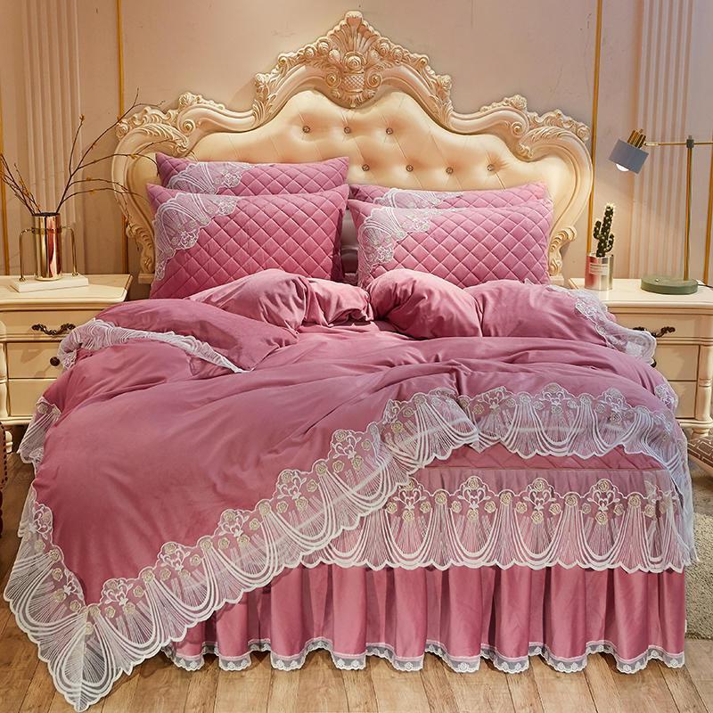 Robe de lit matelassée en velours cristal quatre pièces en dentelle chaude brodée