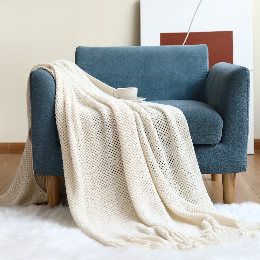 Couverture tricotée pour la sieste sur le canapé du bureau