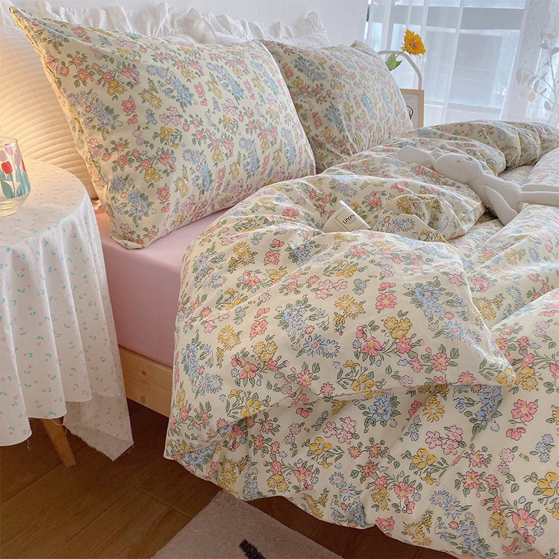 Juego de cama de cuatro piezas con diseño de corazón y flores pequeñas para niña