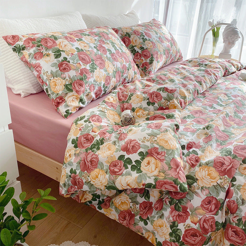 Juego de cama de cuatro piezas con diseño de corazón y flores pequeñas para niña