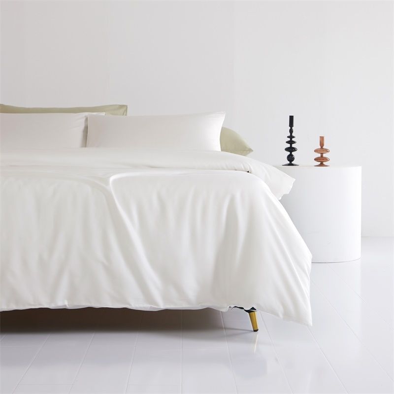 Couette en coton quatre pièces avec chapeau de lit en blanc