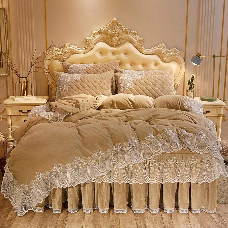 Robe de lit matelassée en velours cristal quatre pièces en dentelle chaude brodée