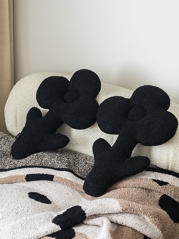 Sofá cama con almohada de peluche con flores de osito negro