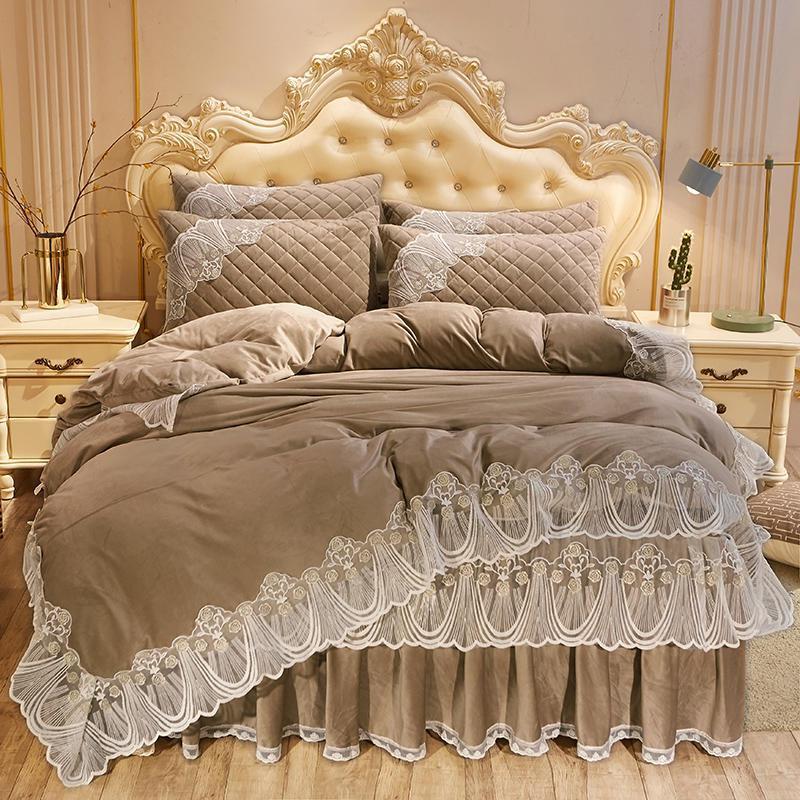 Robe de lit matelassée en velours cristal quatre pièces en dentelle chaude brodée