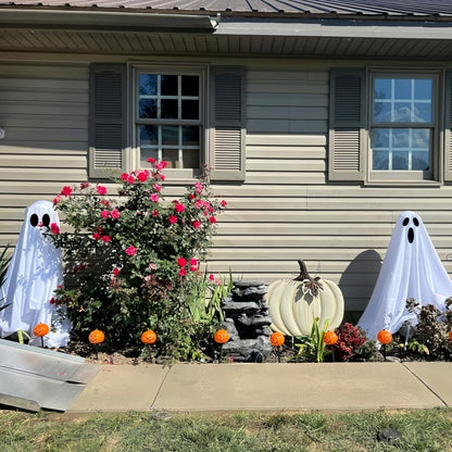 Décorations d'Halloween fantômes dans la cour du porche