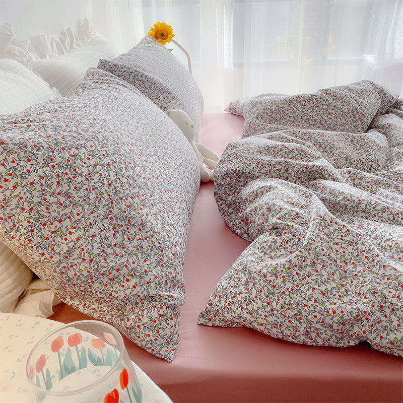 Juego de cama de cuatro piezas con diseño de corazón y flores pequeñas para niña