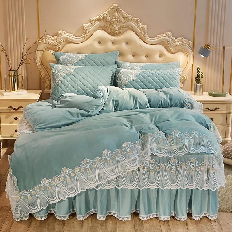 Robe de lit matelassée en velours cristal quatre pièces en dentelle chaude brodée