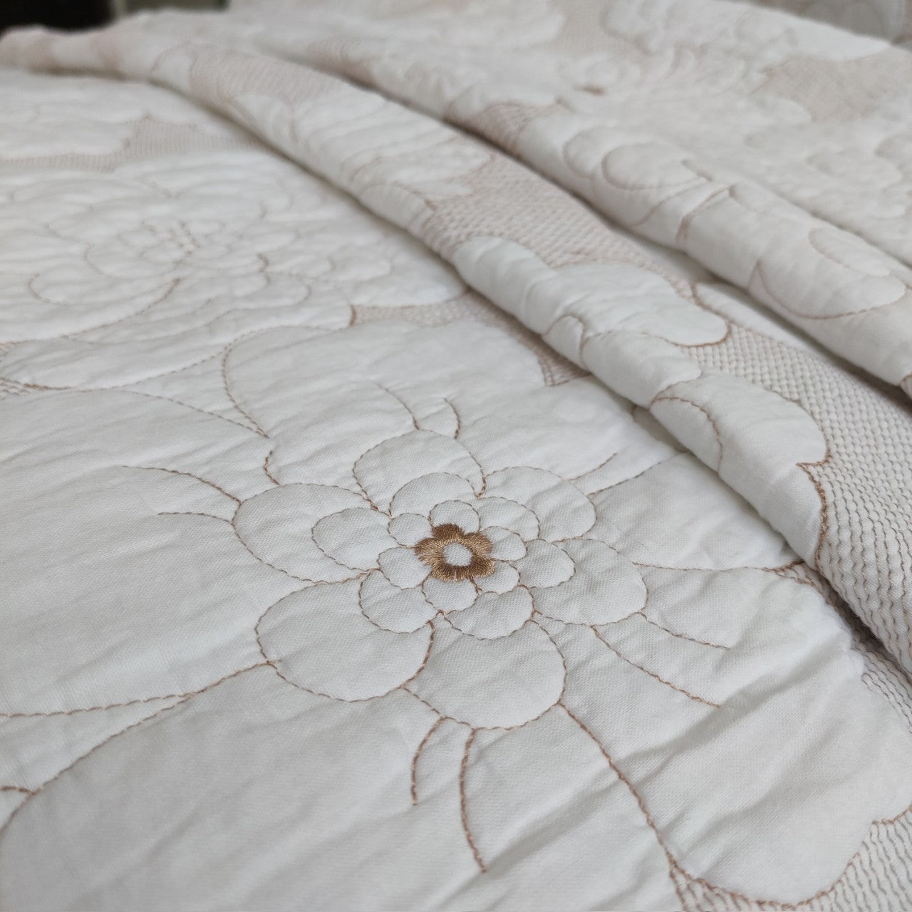 Parure de lit trois pièces en coton épais avec broderie camélia blanc beige pur