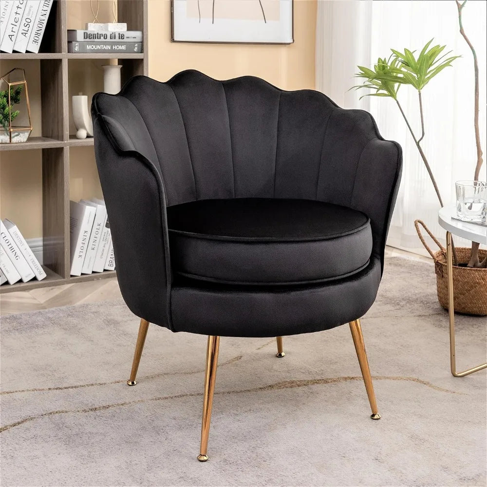 Chaise d'appoint en forme de tonneau avec silhouette festonnée et pieds en métal doré, pièce décorative adaptée au style traditionnel et moderne