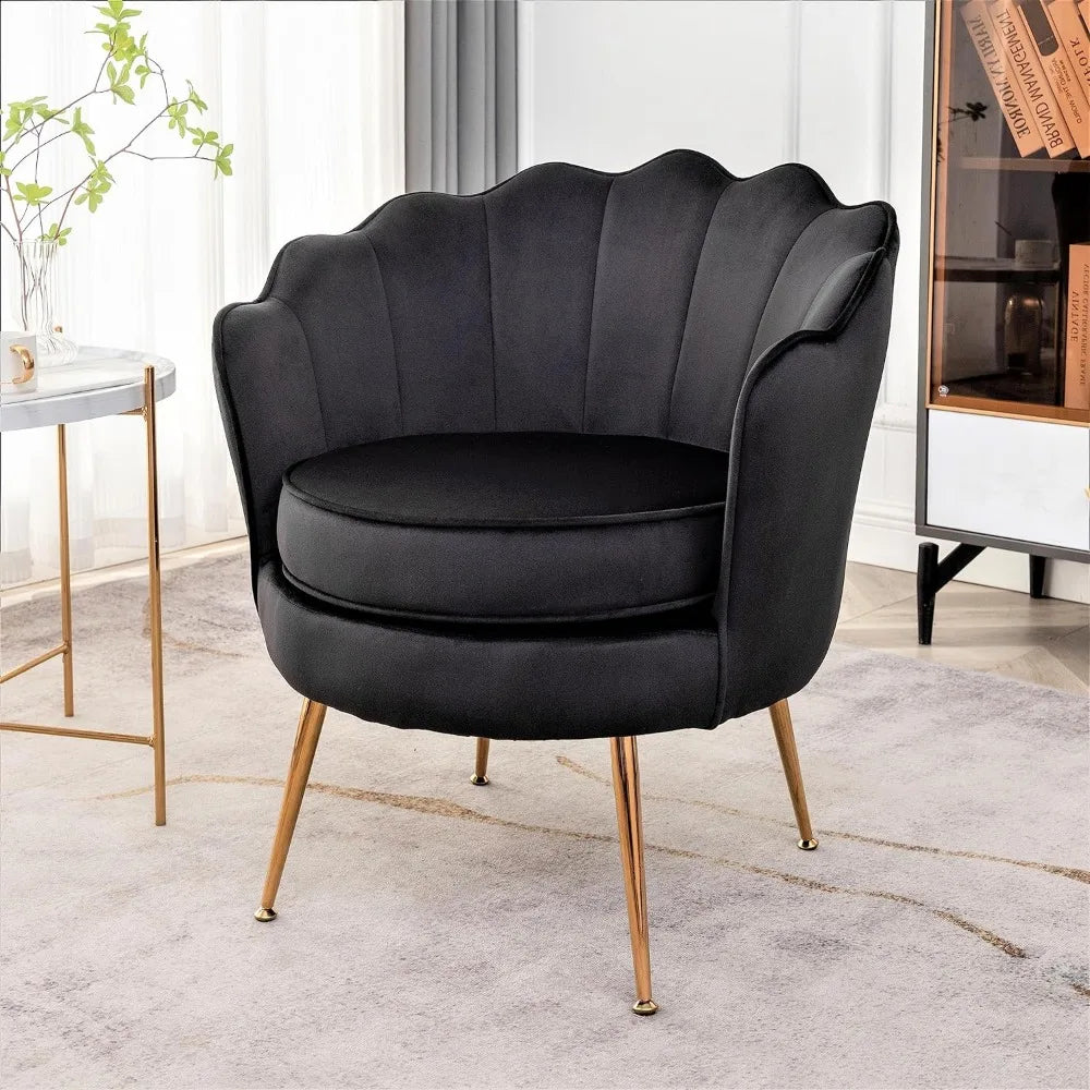 Chaise d'appoint en forme de tonneau avec silhouette festonnée et pieds en métal doré, pièce décorative adaptée au style traditionnel et moderne