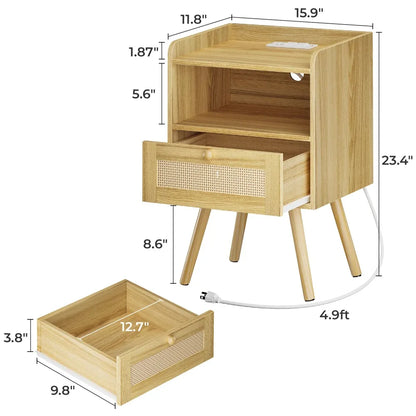 Ensemble de 2 tables de chevet, tables de chevet avec station de charge et tiroir décoratif en rotin PE, tables de chevet avec pieds en bois massif