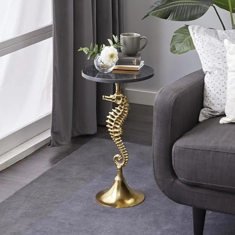 Table d'appoint côtière en aluminium doré avec base en hippocampe, plateau rond, plateau en marbre, décoration d'intérieur sophistiquée