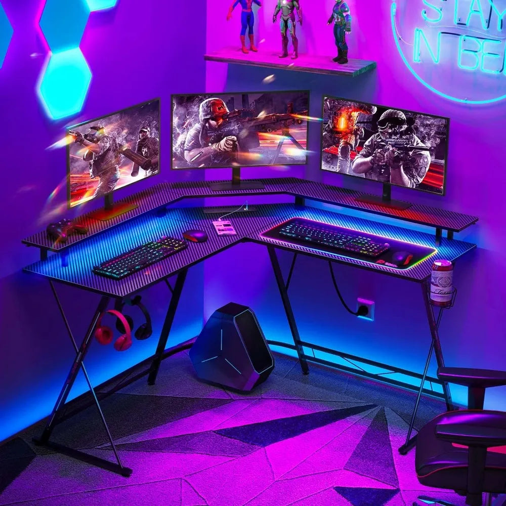 Bureau de jeu en L avec lumières LED et prises de courant, bureau d'ordinateur de 50,4 pouces avec support de moniteur et surface en fibre de carbone