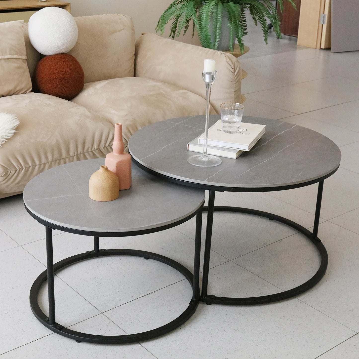 Ensemble de table basse ronde moderne en marbre gris avec plateau en pierre frittée et pieds en métal