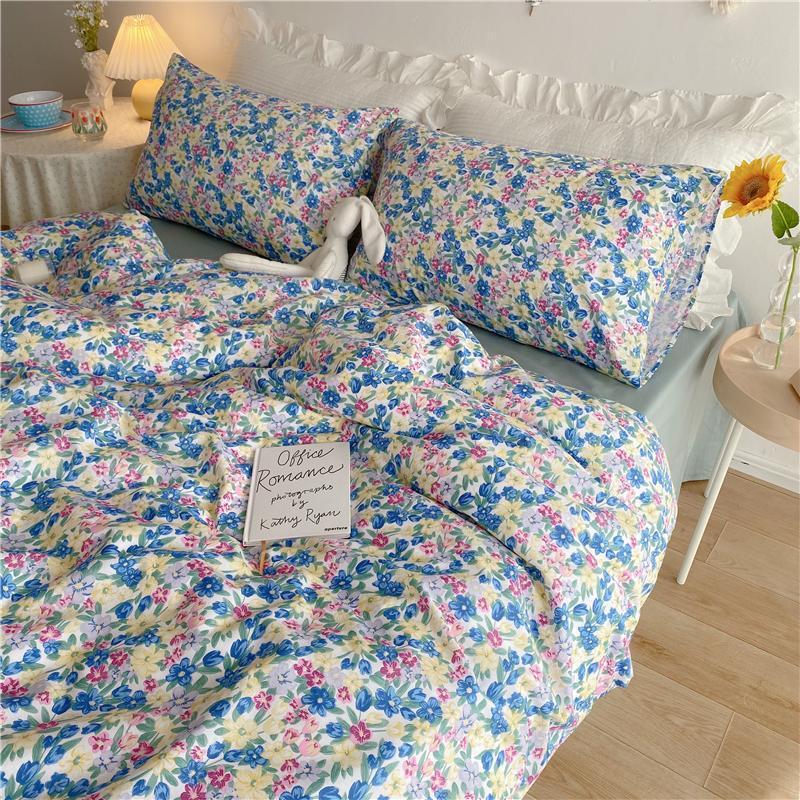 Juego de cama de cuatro piezas con diseño de corazón y flores pequeñas para niña