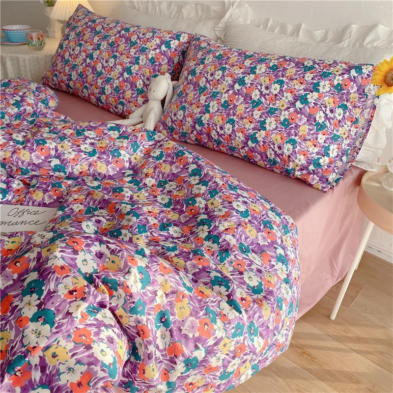 Juego de cama de cuatro piezas con diseño de corazón y flores pequeñas para niña