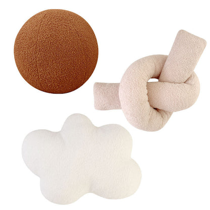 Coussin en peluche à forme géométrique avec boule et corde nouée