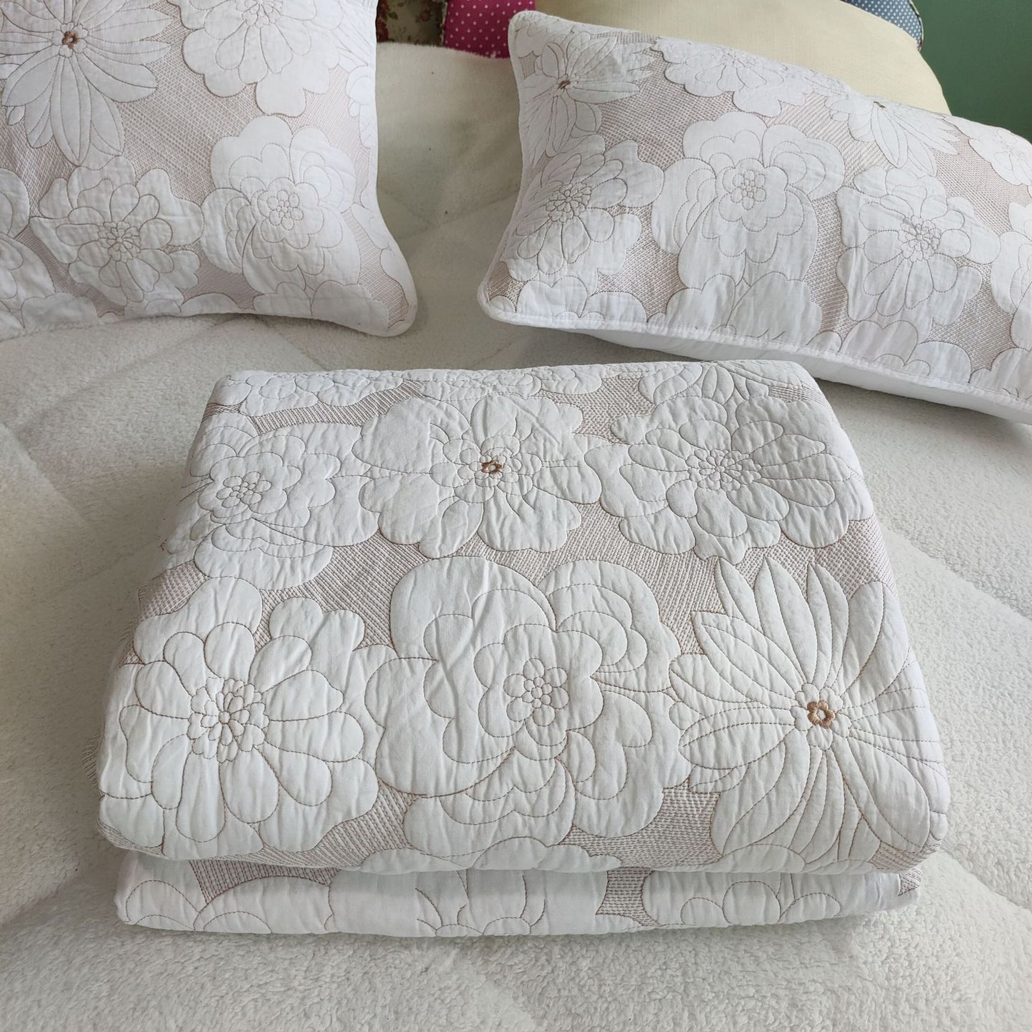 Juego de funda de cama de tres piezas con bordado de camelia en blanco puro y beige de algodón grueso