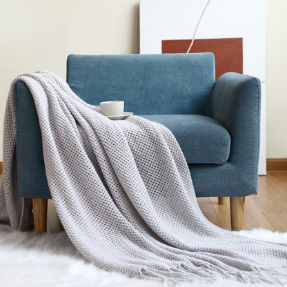 Couverture tricotée pour la sieste sur le canapé du bureau