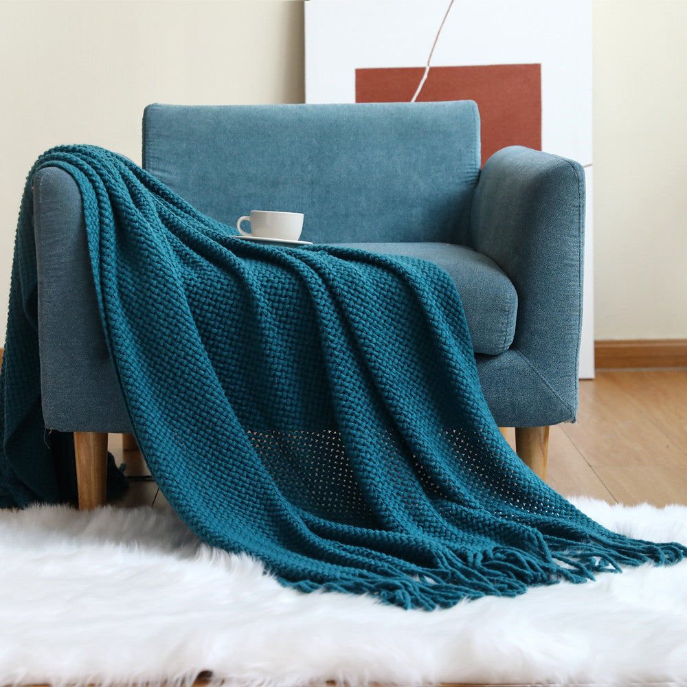 Couverture tricotée pour la sieste sur le canapé du bureau