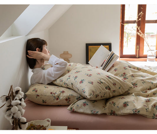 Juego de cama de cuatro piezas con funda de edredón y sábana estilo pastoral con pequeñas flores retro