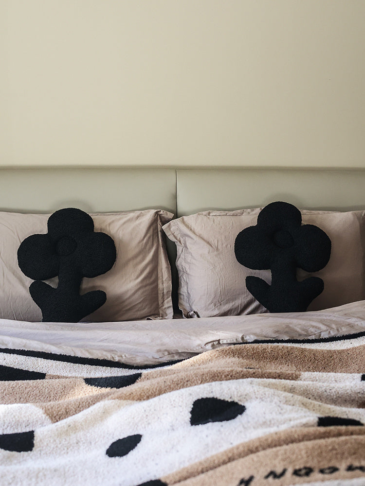 Sofá cama con almohada de peluche con flores de osito negro