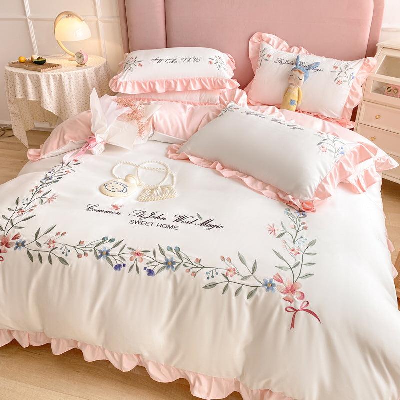 Housse de couette brodée en quatre pièces pour lit en coton lavé