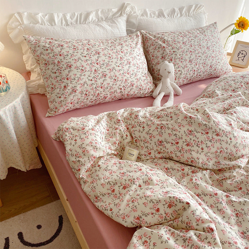 Juego de cama de cuatro piezas con diseño de corazón y flores pequeñas para niña