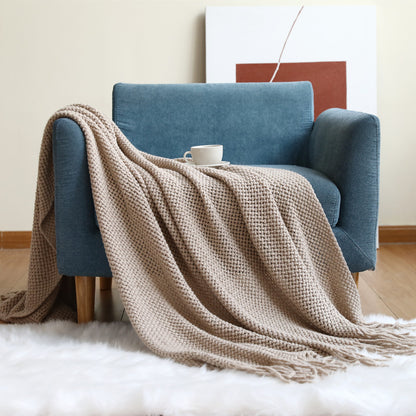 Couverture tricotée pour la sieste sur le canapé du bureau